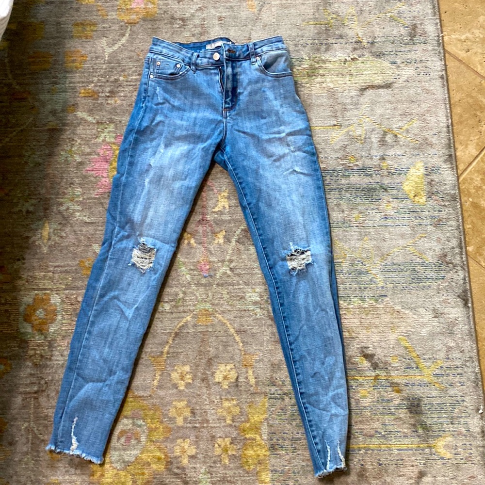 Cute ripped jeans!